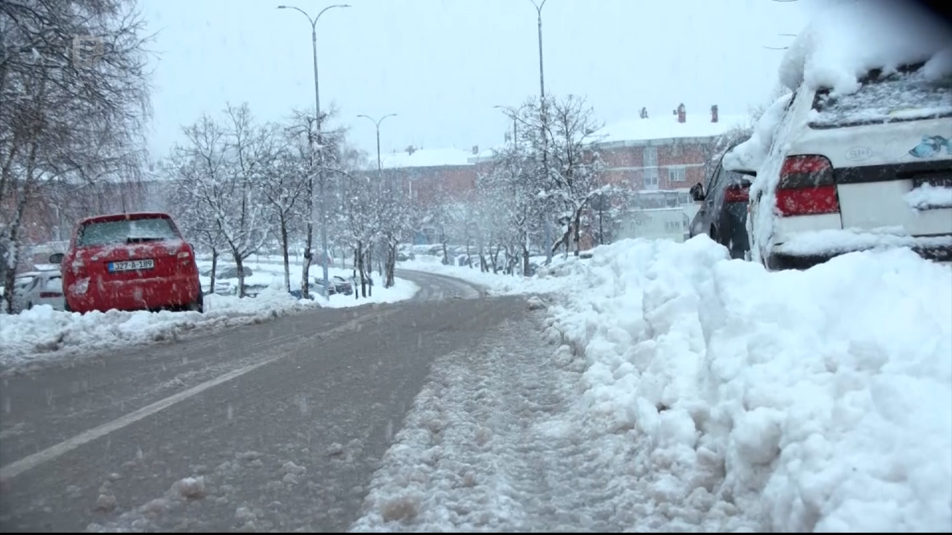 Radnici na dalekovodima popravljaju kvarove, građani nezadovoljni čišćenjem snijega